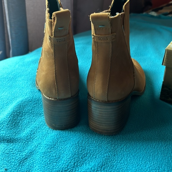 Tom’s women heeled ankle boots Exceelent used condition Carmel color  size 8 - Picture 2 of 6